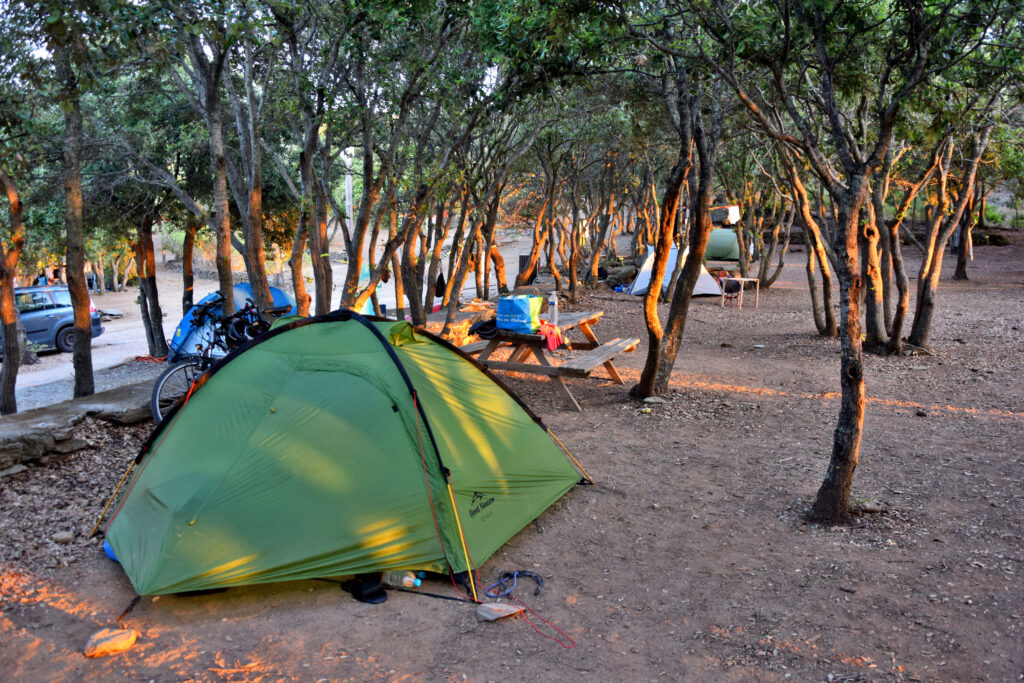 Nocowanie w namiocie na kempingu camping Korsyka