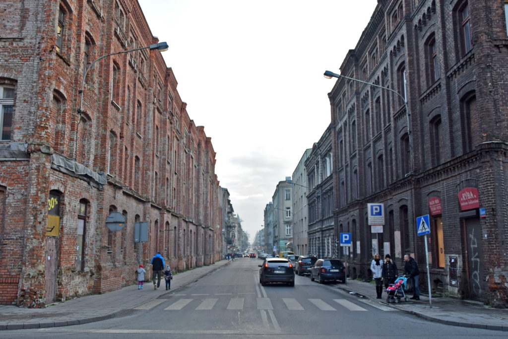 Wychylając nosa zza murów Manufaktury od razu wchodzimy w "prawdziwą" Łódź. Na szczescie ten fragment ulicy Gdańskiej jest już w trakcie rewitalizacji. 