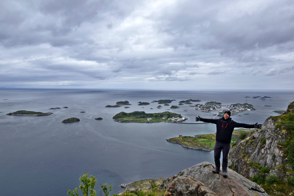 Norwegia, Lofoty, punkt widokowy. Heiavannet. Doskonały widok na położone na wyspach Henningsvær.