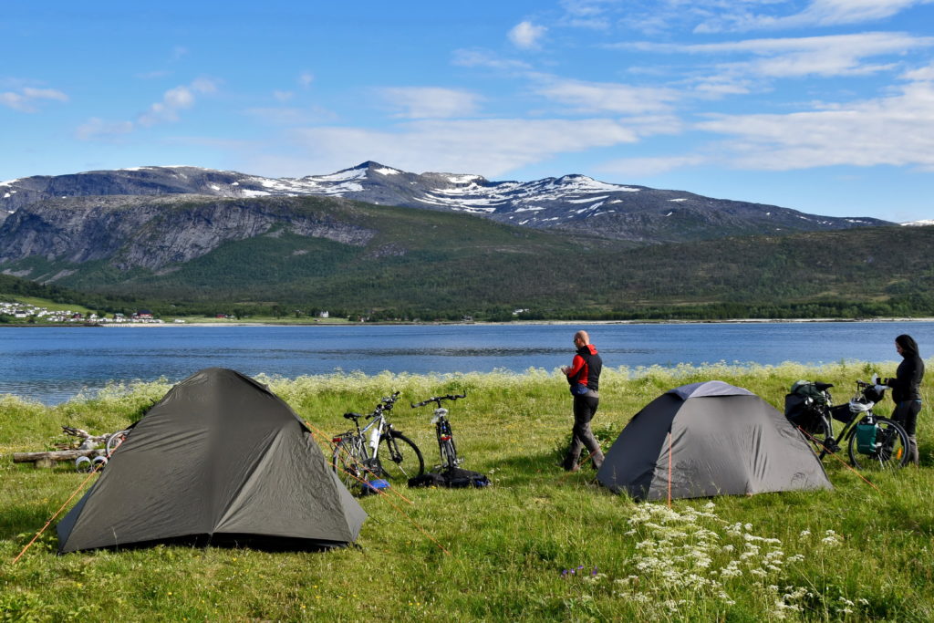 Nocowanie w namiocie na wyprawie rowerowej. Norwegia. Foto: Dawid Białowąs