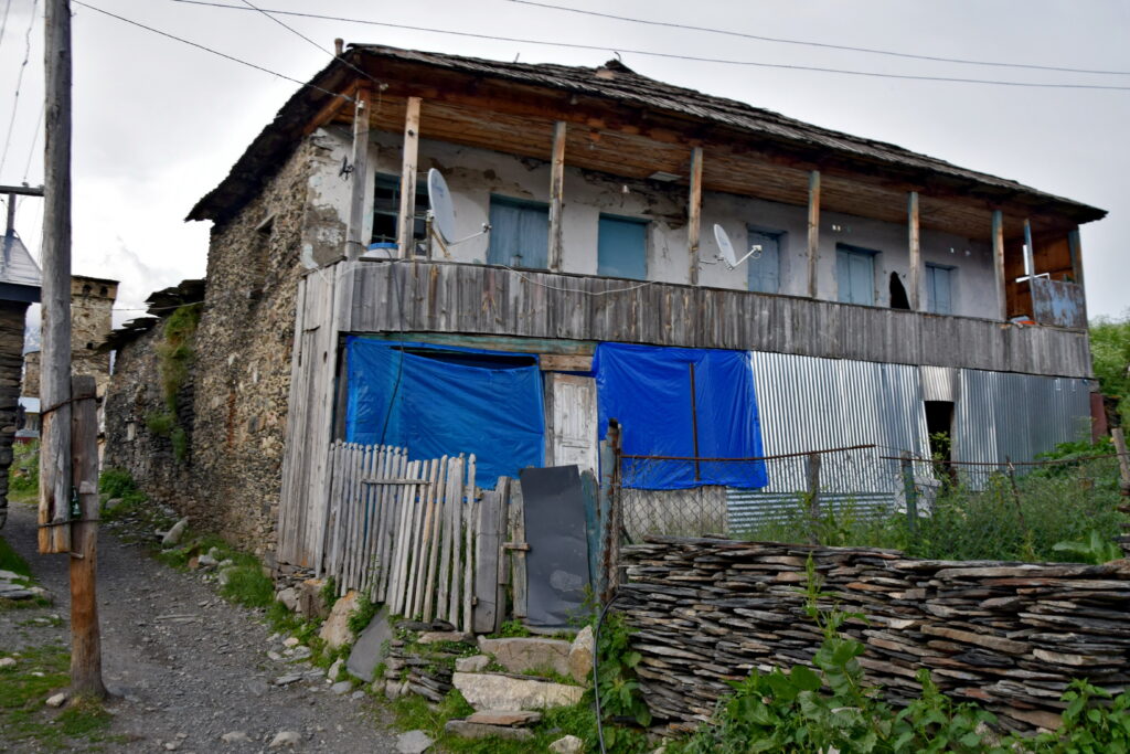 Ushguli - skromny, biedny dom. Gruzja