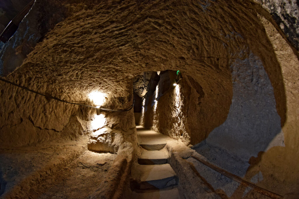 Wardzia skalne miasto korytarz, tunel