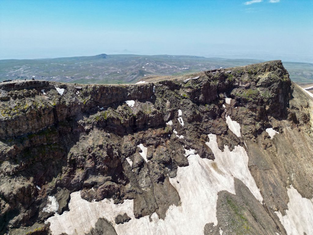 Najwyższy szczyt Armenii - Aragac